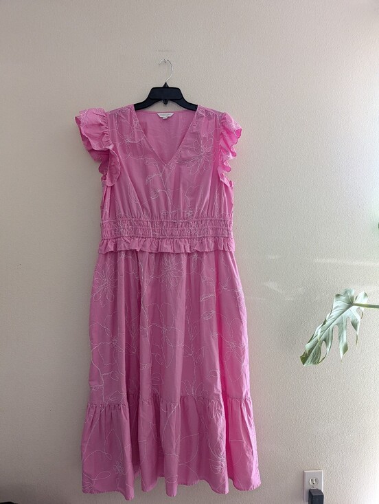 crown & ivy Dresses & Skirts - Crown & ivy Pink And White Embroidery Dress In Size XL